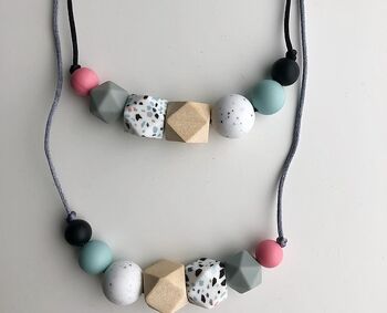 Collier de dentition Terrazzo 7 perles - cordon noir et fermoir 2