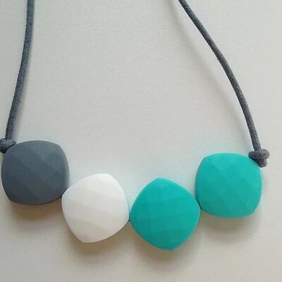 Collier de perles de dentition carrées grises, blanches et turquoises