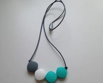 Collier de perles de dentition carrées grises, blanches et turquoises 2