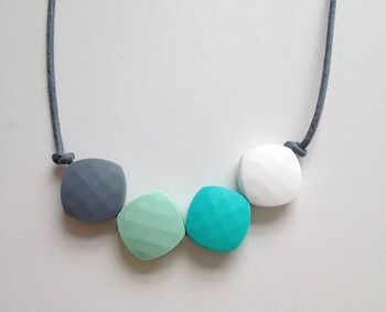 Collier de perles de dentition carrées gris, vert menthe, turquoise et blanc 1