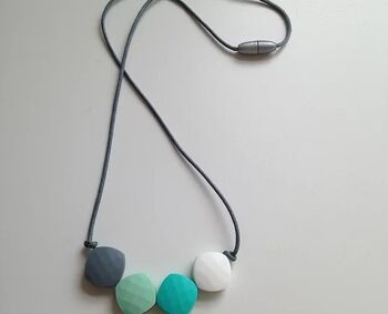 Collier de perles de dentition carrées gris, vert menthe, turquoise et blanc 2