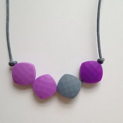 Collier de perles de dentition carrées lilas, grises et violettes