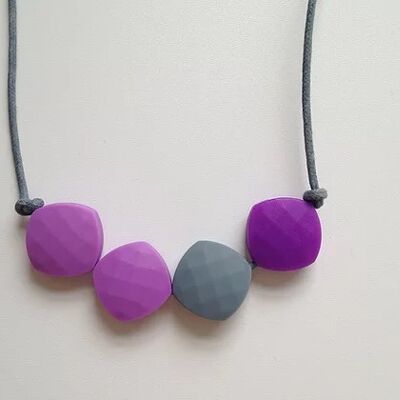 Collier de perles de dentition carrées lilas, grises et violettes