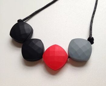 Collier de perles de dentition carrées rouges, grises et noires 3
