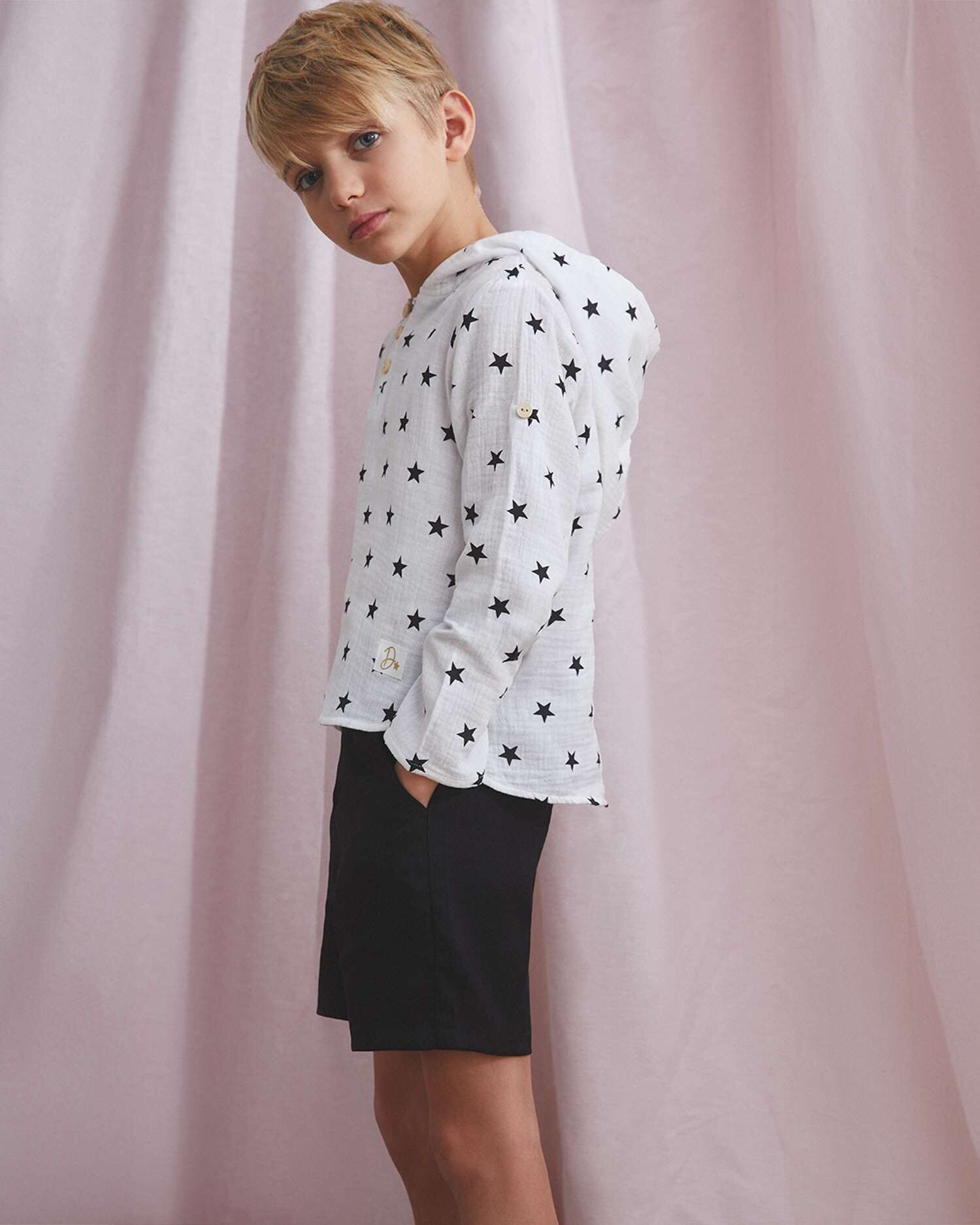 Camiseta de niño con capucha y estrellas negra K34-29410083