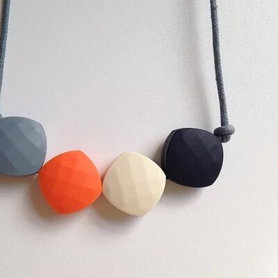 Collier de perles de dentition carrées grises, orange, latte et noires