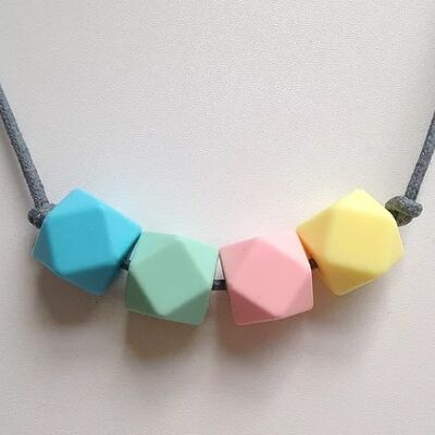 Collier de dentition en perles hexagonales azur, vert menthe, rose pâle et jaune pâle