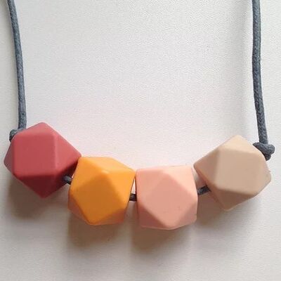 Collier de dentition en perles hexagonales marron, abricot, rose pâle et avoine