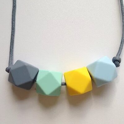 Collier de dentition en perles hexagonales grises, vert menthe, jaunes et bleu glacier
