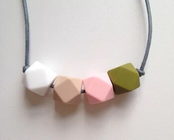 Collier de dentition en perles hexagonales Blanche Neige, Avoine, Rose Pâle et Kaki 1