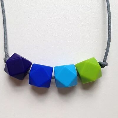 Collar de dentición con cuentas hexagonales azul marino, ultramar, azul y verde
