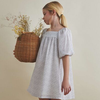 Weißes Mädchenkleid mit grauem Blätterdruck K65-21409011