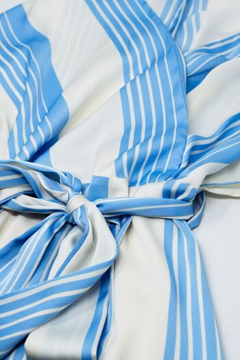 Robe portefeuille longue en satin à rayures bleues avec ceinture 2