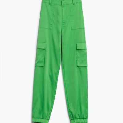 Pantalon en satin vert avec poches latérales et anneaux de ceinture
