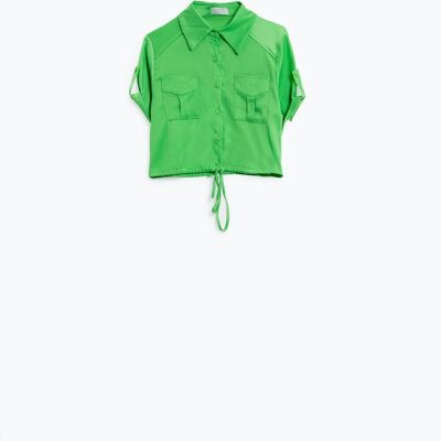 Blouse courte verte en satin avec poches poitrine et cordons de serrage en bas