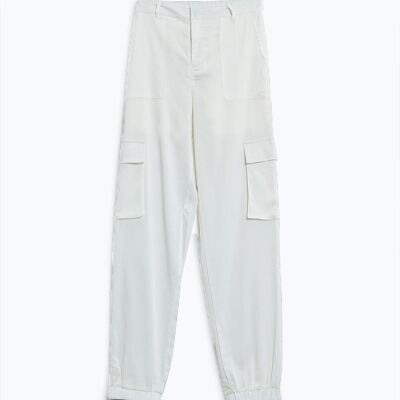 Pantaloni in raso bianco con tasche laterali e passanti per cintura