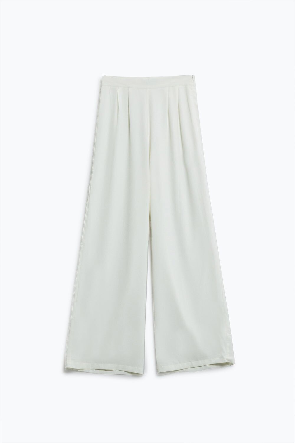 Pantalones anchos en blanco