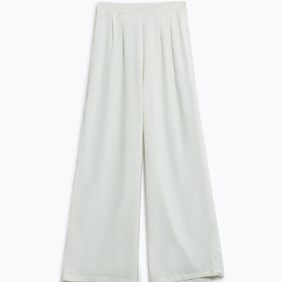 Pantalones anchos en blanco