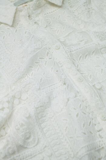 robe blanche en crochet boutonnée 2