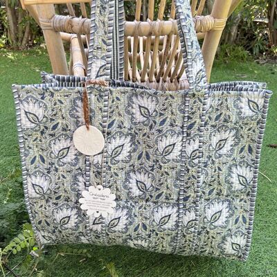 Reversible shopping bag in quilted blockprint cotton, ceramic decoration