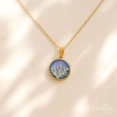 **Einzigartiges Modell** Flechten-Korallen-Halskette – blau/lila Hintergrund – originale natürliche Halskette aus goldfarbenem Edelstahl