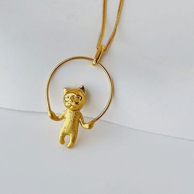 Niedliche Halskette mit springender Katze – Gold und Silber