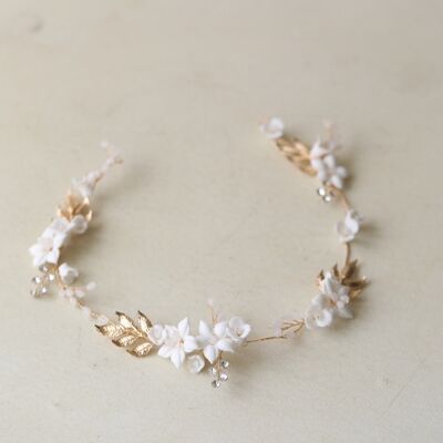 Romantico tralcio per capelli da sposa floreale bianco in ceramica con foglie dorate/argentate, realizzato a mano