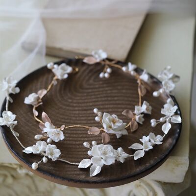Romantisches Haarband aus Keramik mit Blumenmotiv für die Braut mit Blättern in Roségold/Silber – handgefertigt