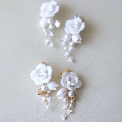 Orecchini pendenti da sposa con fiori in ceramica bianca realizzati a mano con delicate foglie in oro e argento