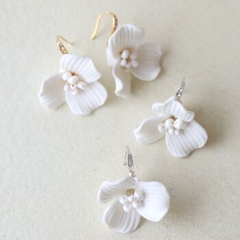 Boucles d'oreilles délicates en forme de fleur en céramique blanche fabriquées à la main - Crochet doré et argenté 1
