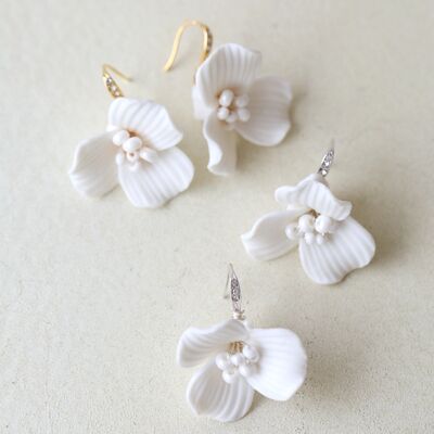 Boucles d'oreilles délicates en forme de fleur en céramique blanche fabriquées à la main - Crochet doré et argenté