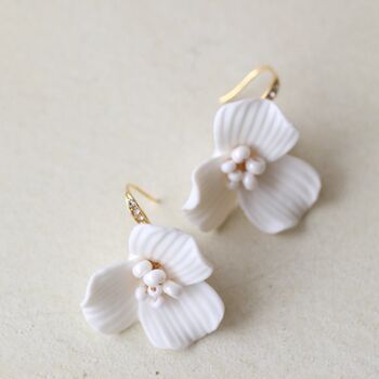 Boucles d'oreilles délicates en forme de fleur en céramique blanche fabriquées à la main - Crochet doré et argenté 2