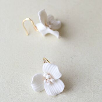 Boucles d'oreilles délicates en forme de fleur en céramique blanche fabriquées à la main - Crochet doré et argenté 3