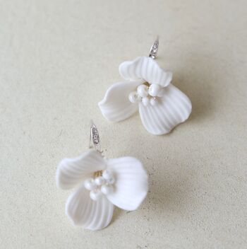 Boucles d'oreilles délicates en forme de fleur en céramique blanche fabriquées à la main - Crochet doré et argenté 4