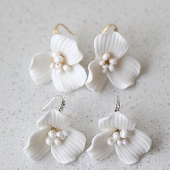 Boucles d'oreilles délicates en forme de fleur en céramique blanche fabriquées à la main - Crochet doré et argenté 5