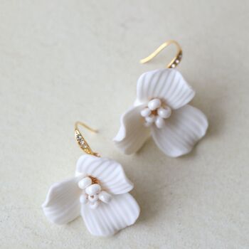 Boucles d'oreilles délicates en forme de fleur en céramique blanche fabriquées à la main - Crochet doré et argenté 6
