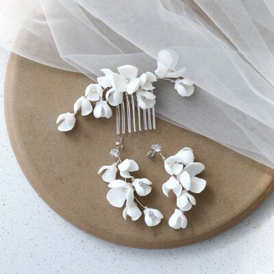 Handgemachte elegante weiße Blumen-Haarnadel + Ohrringe aus Keramik für die Braut - Ein 2er-Set