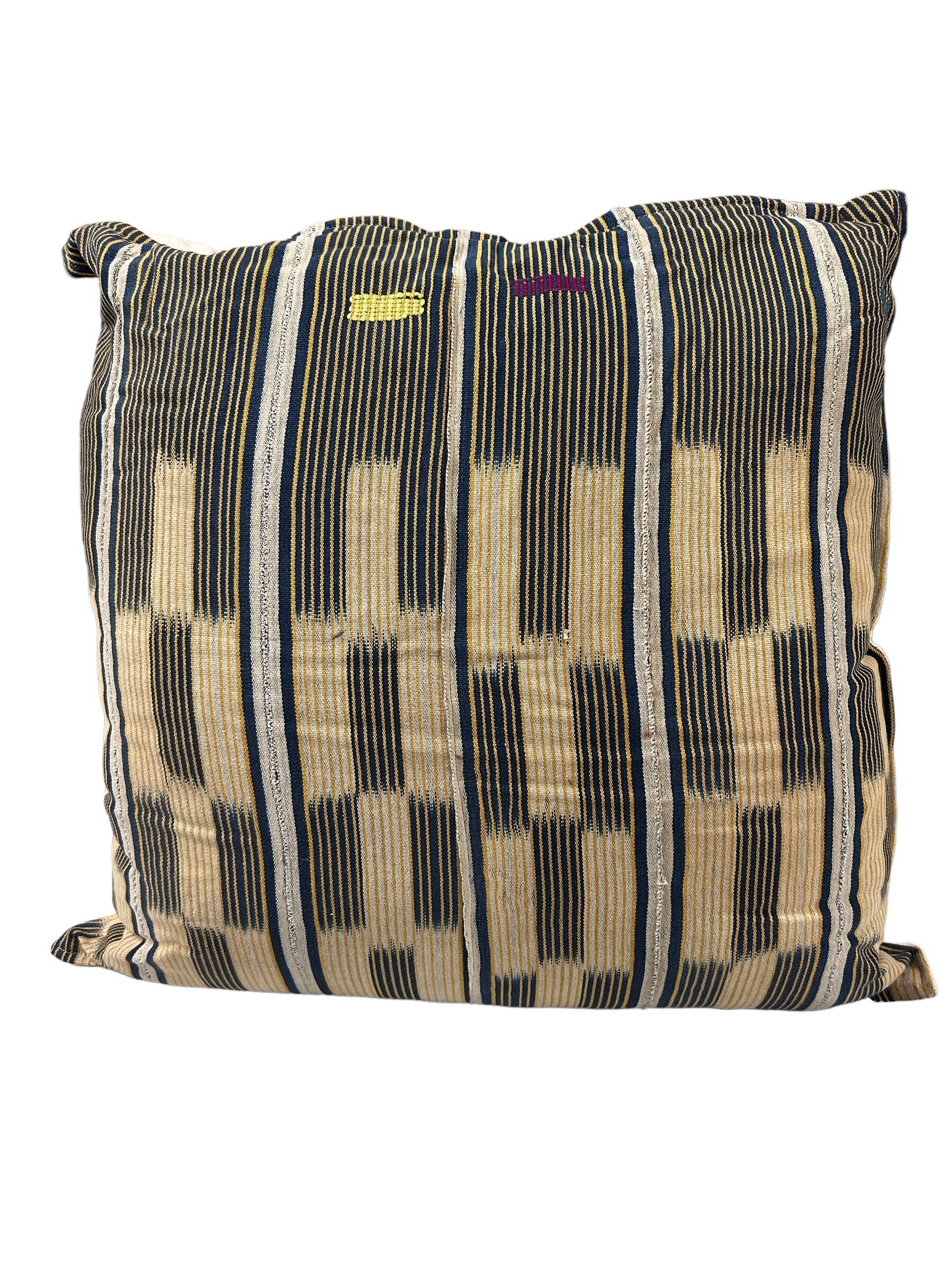 Coussin en tissu Baoulé (85.4.B70)