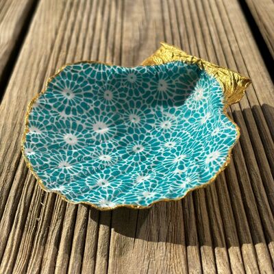Jewelry rest in natural scallop shell