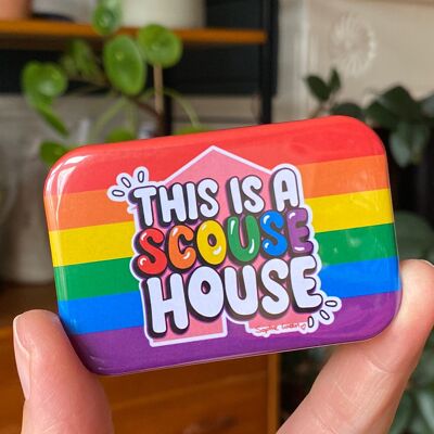 Este es un imán para nevera LGBTQ arcoíris de Scouse House