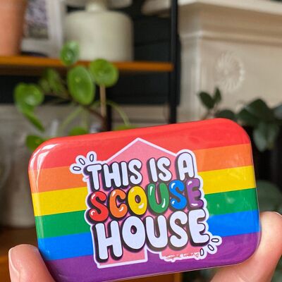 Este es un imán para nevera LGBTQ arcoíris de Scouse House