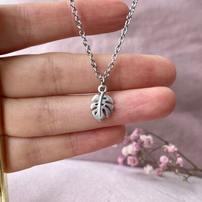 Collana con pendente Monstera in argento realizzato in acciaio inossidabile e zama