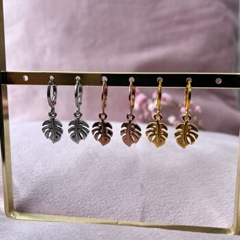 Boucles d'oreilles en or rose avec pendentif et fermoir feuille de monstera 2