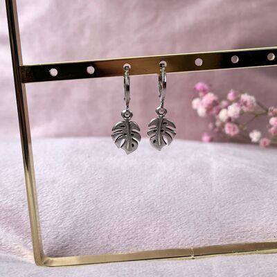 Silver earrings with monstera pendant and clasp