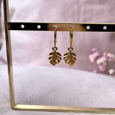 Gold earrings with monstera pendant with clasp