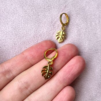Boucles d'oreilles en or avec pendentif monstera avec fermoir 5
