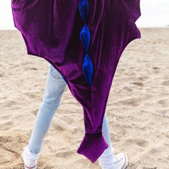 La cape de déguisement dragon en velours bleu & violet 6