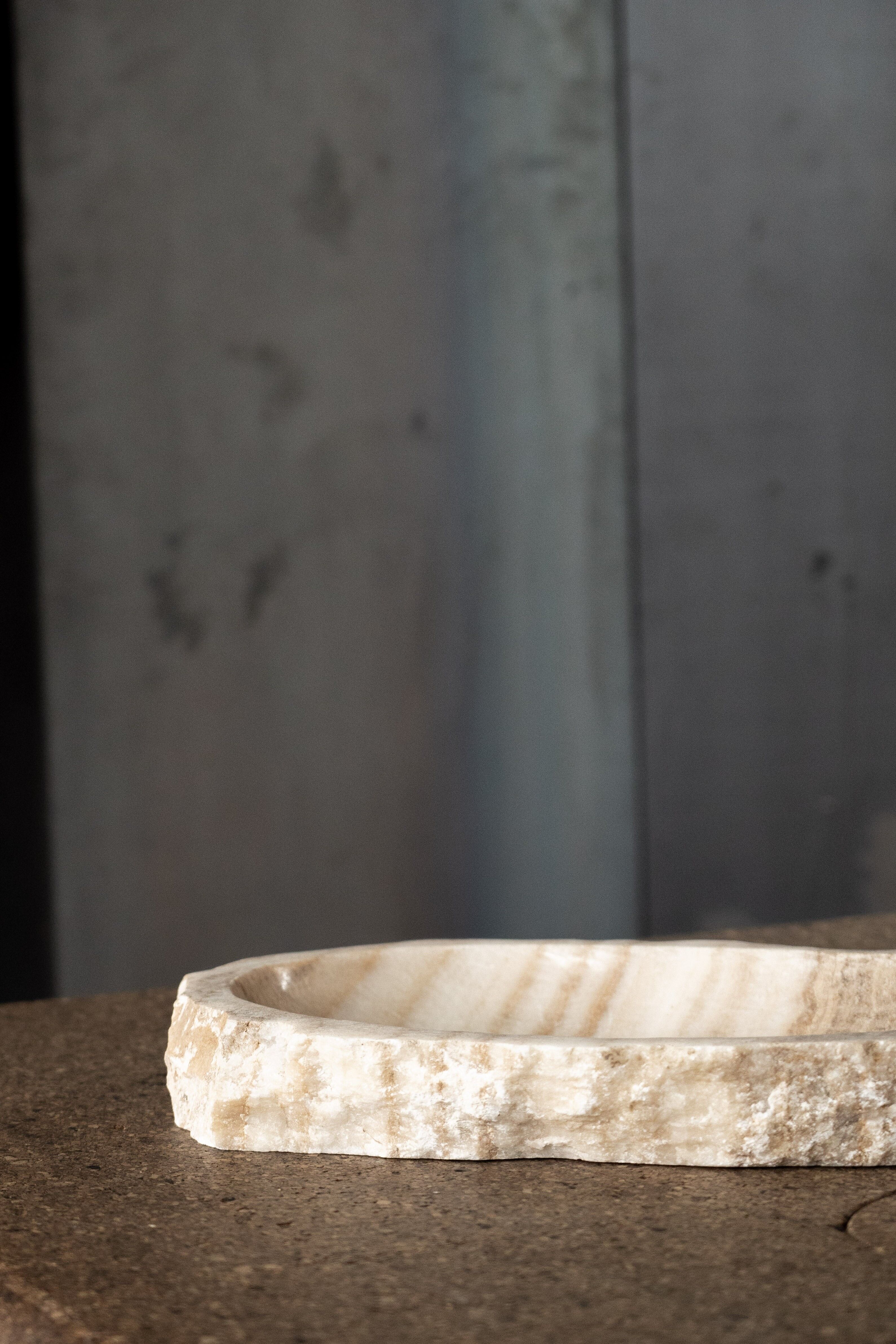 Tazón bajo de ónix premium con borde crudo