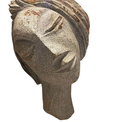 Escultura de cabeza de piedra