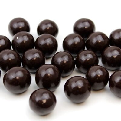 Mini-Makronen mit dunkler Schokolade überzogen